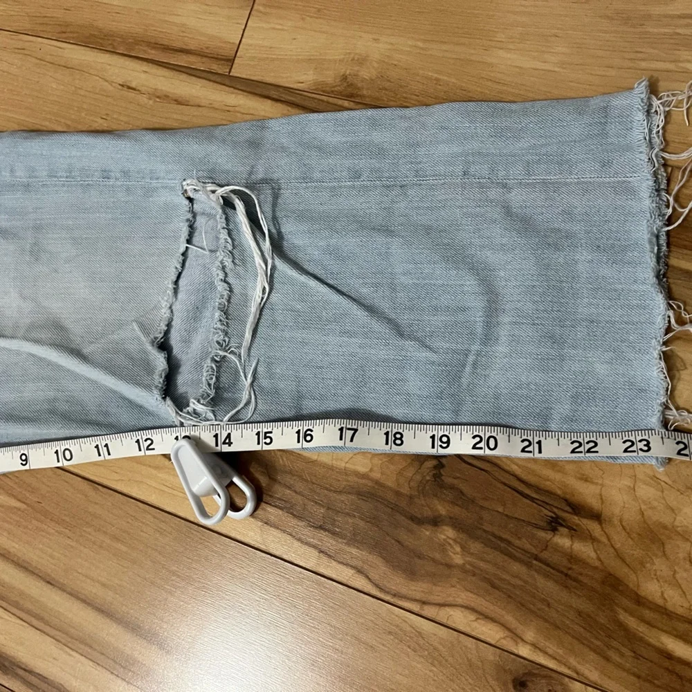 Flying Monkey Crop Distressed Denim Jeans Light Wash Inseam 23.5” Size 27